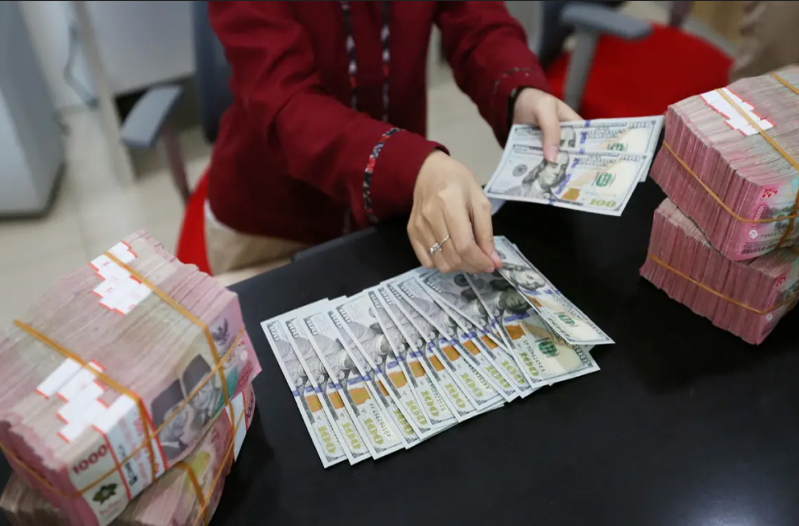 Rupiah Terpuruk di Akhir Pekan, Kurs Dolar AS Tembus Rp 17.880