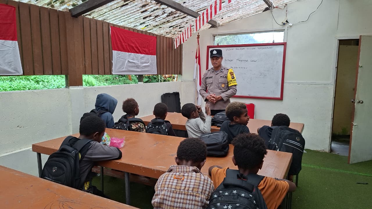 Polsek Tembagapura Hadirkan Kelas Belajar di Honai untuk Anak Papua Polsek Tembagapura Hadirkan Kelas Belajar di Honai untuk Anak Papua