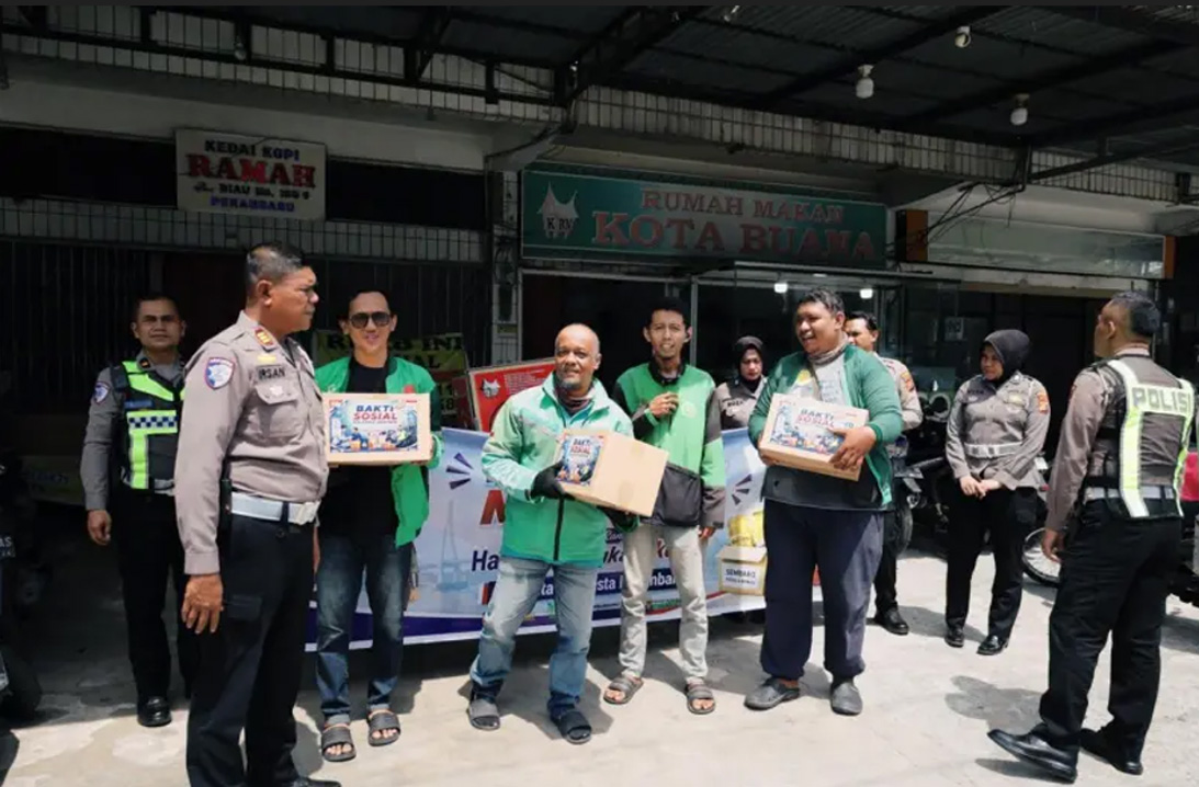 Jelang HUT Bhayangkara ke-80, Polda Riau Salurkan Bansos dan Bantuan Air Bersih