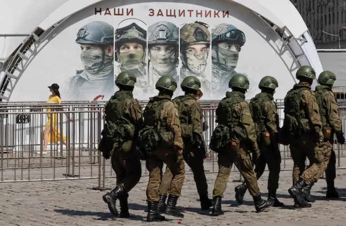Zimbabwe Tahan Pria yang Diduga Rekrut Warga untuk Bertempur Bersama Rusia Zimbabwe Tahan Pria yang Diduga Rekrut Warga untuk Bertempur Bersama Rusia