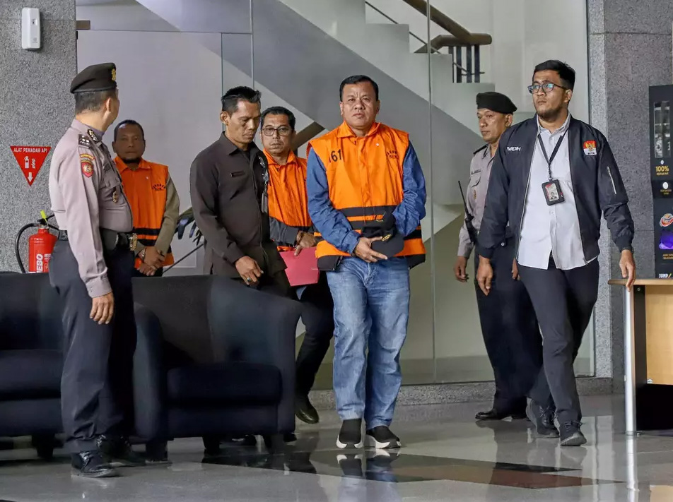 KPK Tahan Bupati Kuansing usai Tetapkan Tersangka Suap Mobil Land Cruiser untuk Jabatan Sekda KPK Tahan Bupati Kuansing usai Tetapkan Tersangka Suap Mobil Land Cruiser untuk Jabatan Sekda