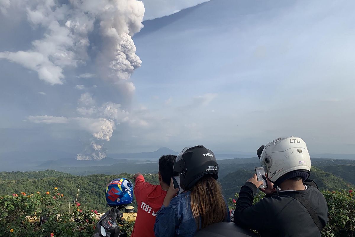 Gunung Taal di Filipina Meletus, Semburkan Abu hingga 450 Meter Gunung Taal di Filipina Meletus, Semburkan Abu hingga 450 Meter