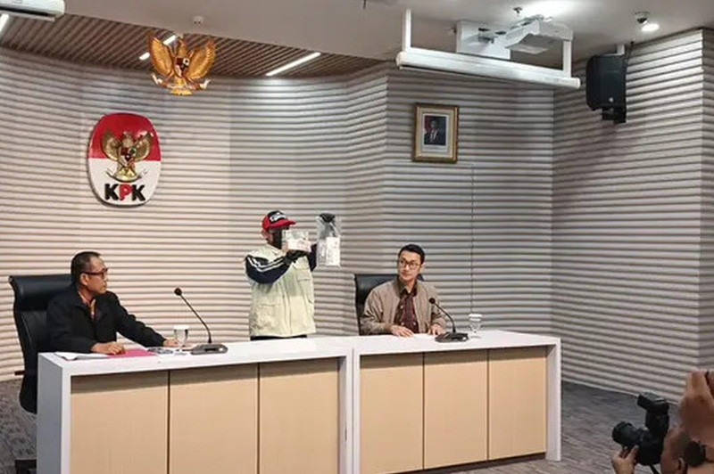 KPK OTT Bupati Langkat, Temukan Suap Proyek hingga Aset Rp 1,22 Miliar dan 55 Kg Platinum KPK OTT Bupati Langkat, Temukan Suap Proyek hingga Aset Rp 1,22 Miliar dan 55 Kg Platinum