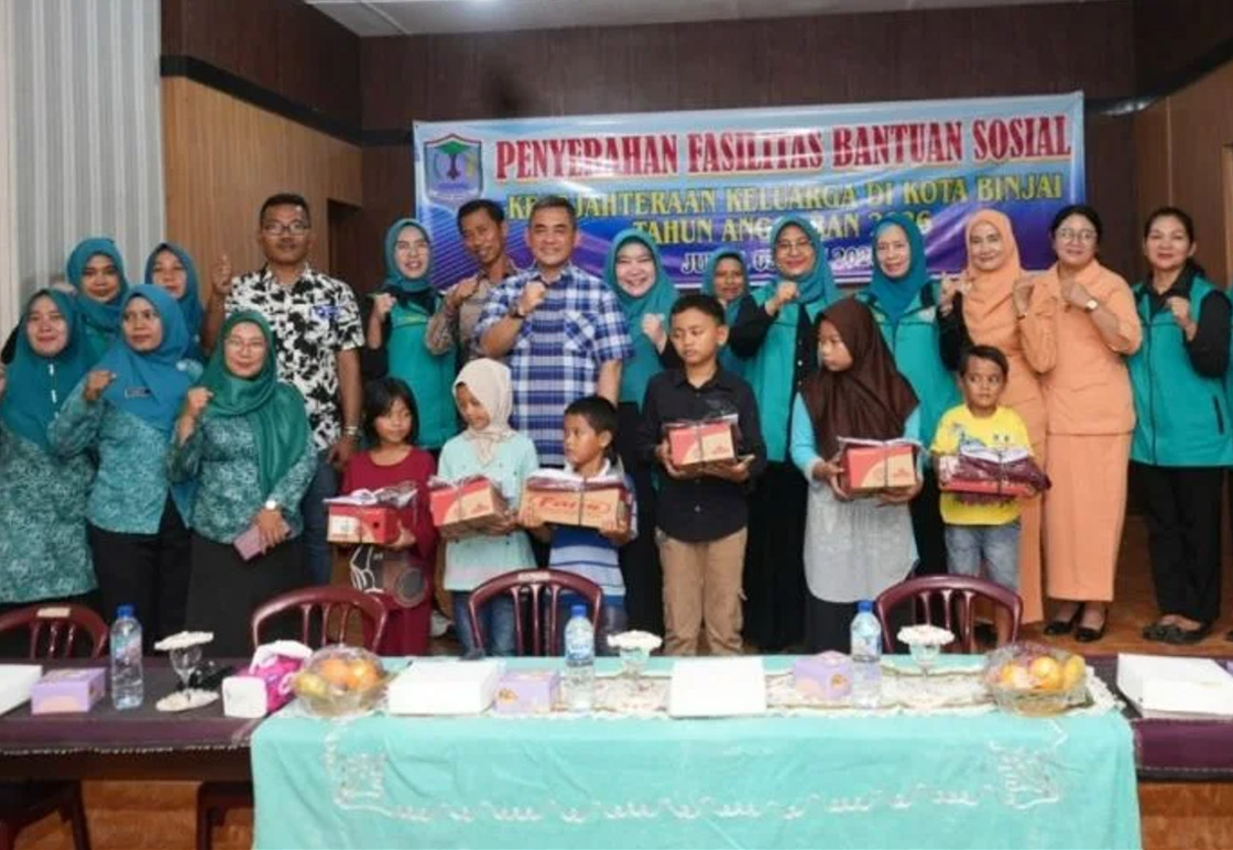 Sekda Binjai Serahkan Bantuan Sosial Berupa Sepatu dan Seragam Sekolah Sekda Binjai Serahkan Bantuan Sosial Berupa Sepatu dan Seragam Sekolah