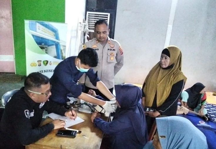 Dokkes Polri Berikan Layanan Kesehatan bagi Warga Terdampak Asap Kebakaran TPA Jatiwaringin