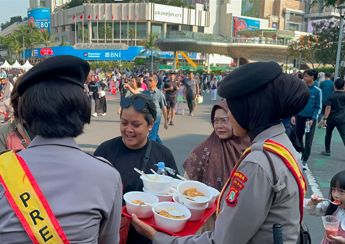 Peringati Hari Bhayangkara ke-80, Polda Metro Jaya Bagikan Makanan Gratis di Bundaran HI Peringati Hari Bhayangkara ke-80, Polda Metro Jaya Bagikan Makanan Gratis di Bundaran HI