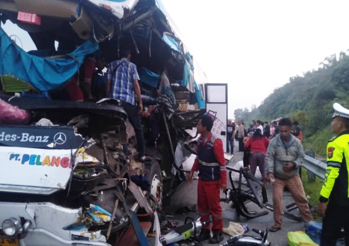 Balita dan Lansia Tewas dalam Kecelakaan Bus di Tol Pekanbaru-Dumai Balita dan Lansia Tewas dalam Kecelakaan Bus di Tol Pekanbaru-Dumai