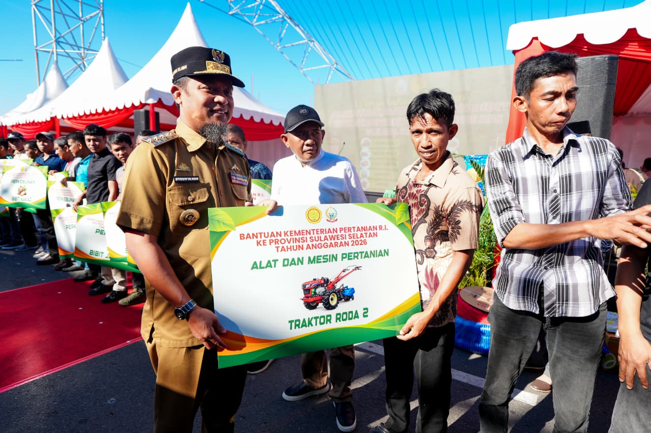 Gubernur Sulsel Lepas Bantuan Pertanian Rp323 Miliar untuk 24 Kabupaten Kota Gubernur Sulsel Lepas Bantuan Pertanian Rp323 Miliar untuk 24 Kabupaten Kota