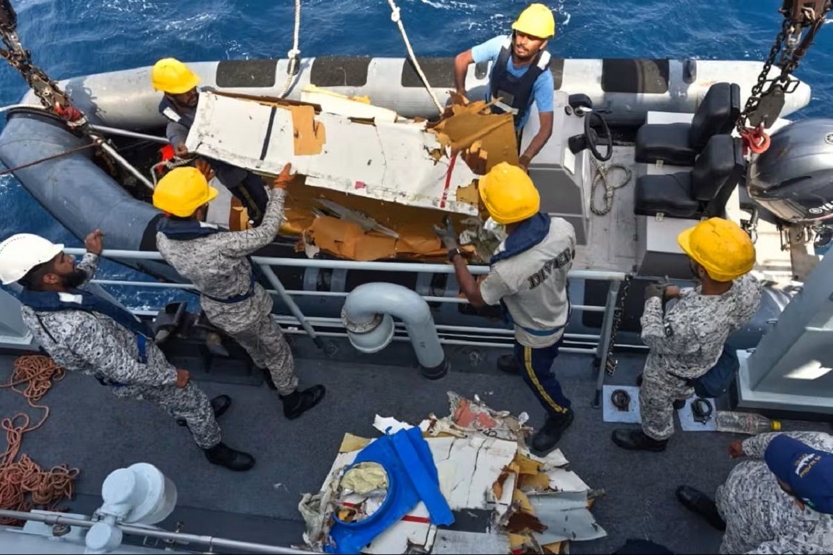 Puing Pesawat Kargo Boeing 737 Ditemukan di Laut Arab, Lima Awak Masih Dicari Puing Pesawat Kargo Boeing 737 Ditemukan di Laut Arab, Lima Awak Masih Dicari