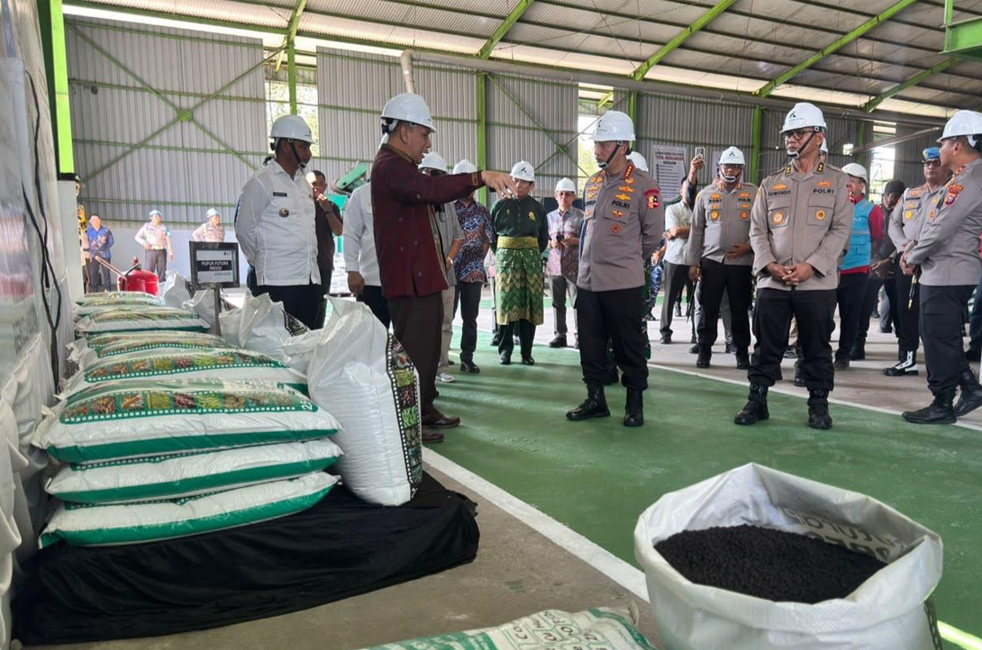 Polri Salurkan 80 Ton Pupuk Batu Bara untuk Petani Riau, Dorong Produktivitas Pertanian Polri Salurkan 80 Ton Pupuk Batu Bara untuk Petani Riau, Dorong Produktivitas Pertanian