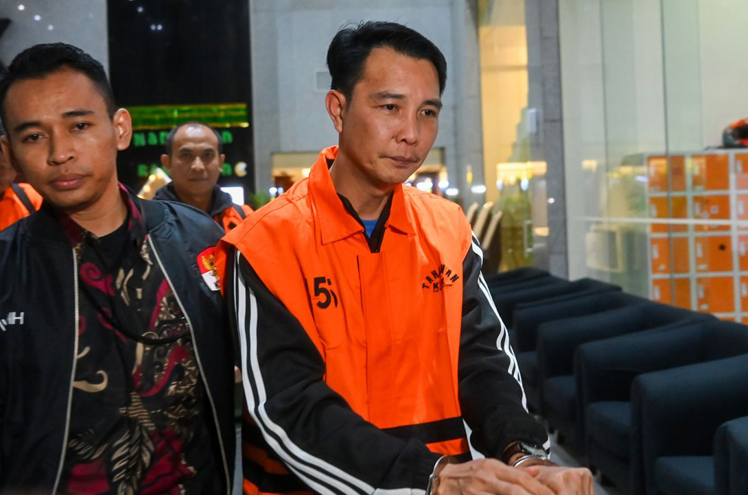 Bupati Rejang Lebong Nonaktif Ditahan di Bengkulu Usai Pelimpahan Kasus KPK Bupati Rejang Lebong Nonaktif Ditahan di Bengkulu Usai Pelimpahan Kasus KPK