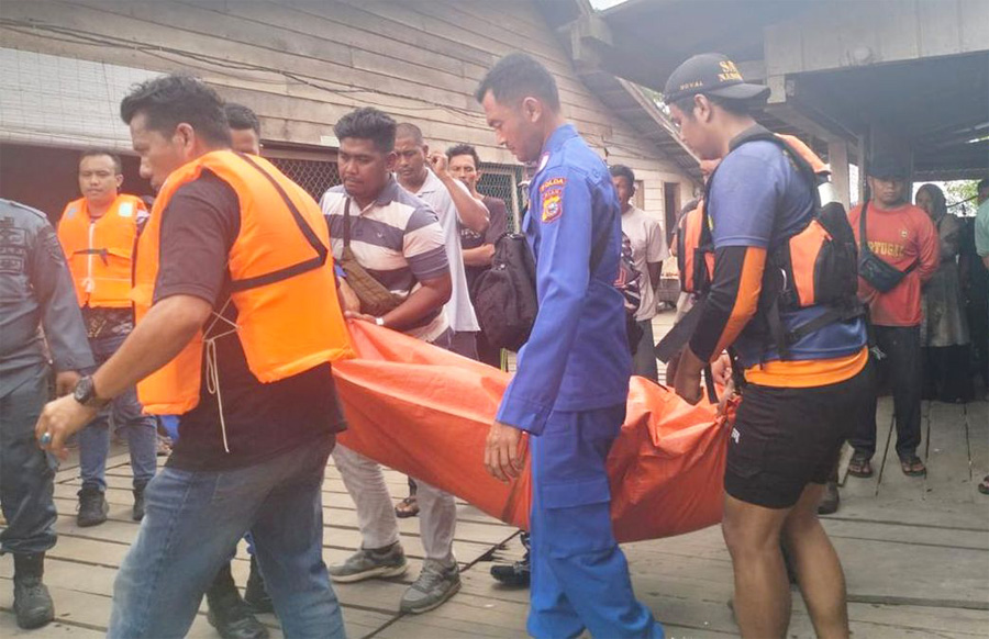 Tiga Korban Kapal Tenggelam di Siak Ditemukan Meninggal, Satu Pegawai Bea Cukai Tiga Korban Kapal Tenggelam di Siak Ditemukan Meninggal, Satu Pegawai Bea Cukai