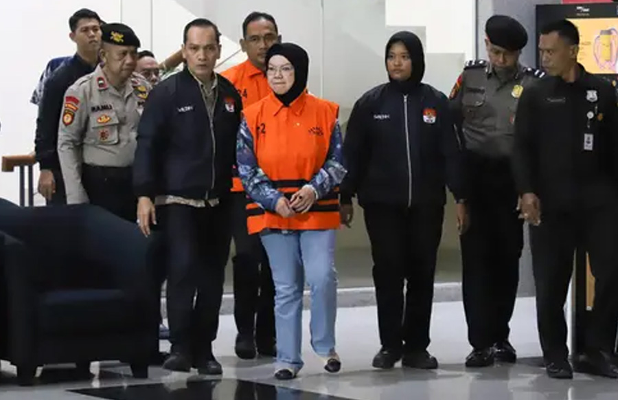 Bupati Sukoharjo Etik Suryani Ditahan KPK Usai Terjaring OTT Bupati Sukoharjo Etik Suryani Ditahan KPK Usai Terjaring OTT