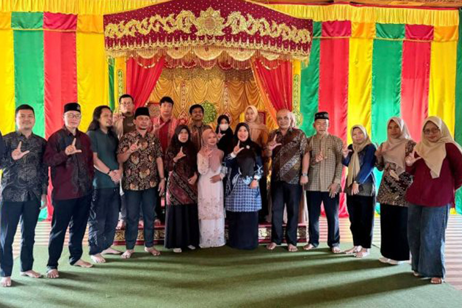 Lingga Dokumentasikan Sejarah Kain Tenun Melayu untuk Perkuat Pelestarian Budaya Lingga Dokumentasikan Sejarah Kain Tenun Melayu untuk Perkuat Pelestarian Budaya