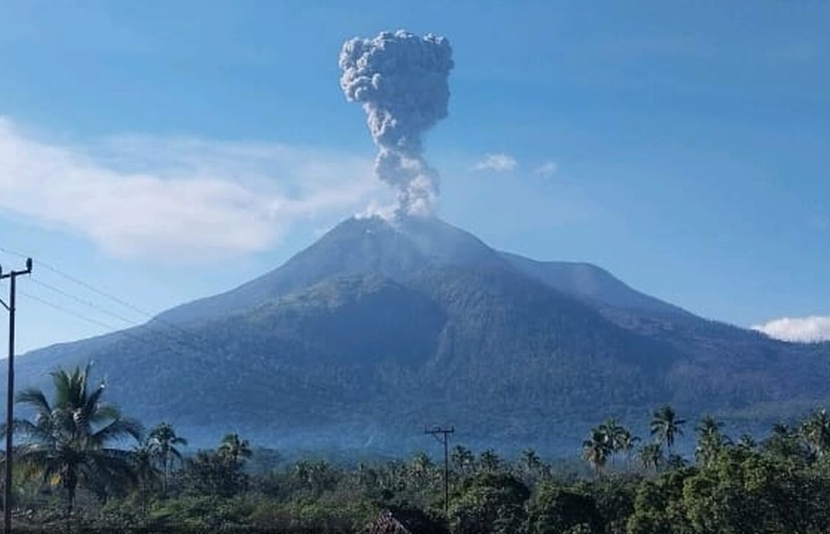 Gunung Lewotobi Laki-Laki Kembali Meletus, Kolom Abu Capai 1.000 Meter Gunung Lewotobi Laki-Laki Kembali Meletus, Kolom Abu Capai 1.000 Meter
