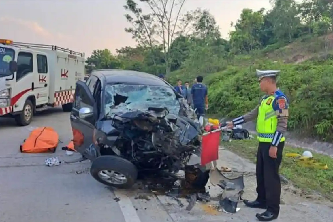 Mobil Tabrak Truk di Tol Terpeka, Empat Orang Meninggal Mobil Tabrak Truk di Tol Terpeka, Empat Orang Meninggal