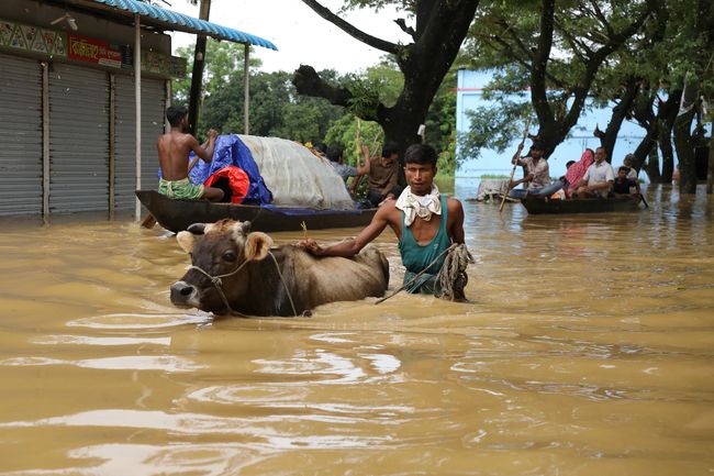 Banjir Besar Rendam Dhaka dan Bangladesh Tenggara, Puluhan Orang Tewas Banjir Besar Rendam Dhaka dan Bangladesh Tenggara, Puluhan Orang Tewas