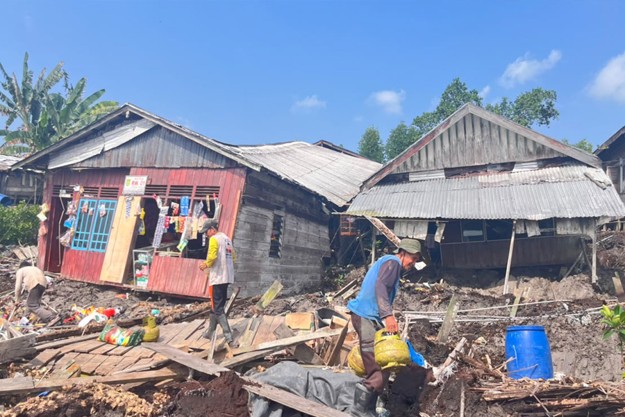 Abrasi Rusak Sejumlah Bangunan di Sungai Nyiur Inhil, Warga Terdampak Mulai Dievakuasi Abrasi Rusak Sejumlah Bangunan di Sungai Nyiur Inhil, Warga Terdampak Mulai Dievakuasi