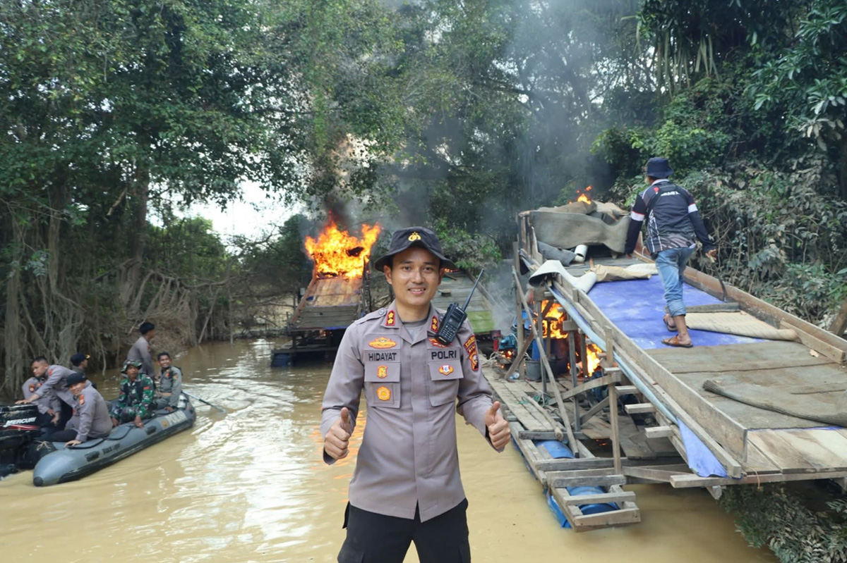48 Rakit PETI di Sungai Kuantan Dimusnahkan Tim Gabungan Polri-TNI 48 Rakit PETI di Sungai Kuantan Dimusnahkan Tim Gabungan Polri-TNI