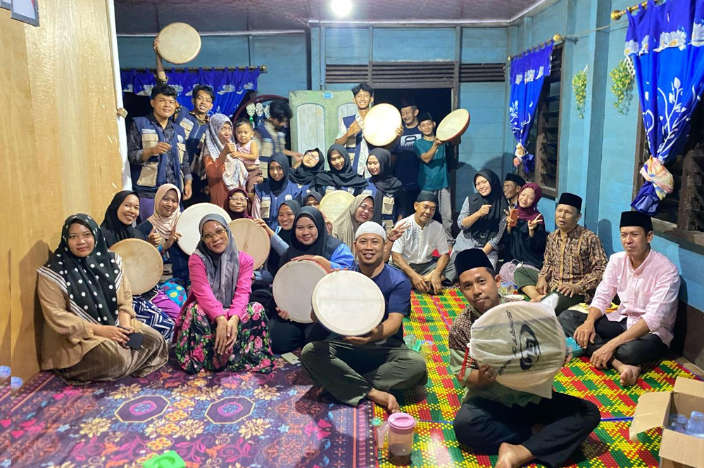 Mahasiswa Kukerta UNRI Ikut Lestarikan Budaya Lokal Lewat Kegiatan Kompang Bersama Warga Mahasiswa Kukerta UNRI Ikut Lestarikan Budaya Lokal Lewat Kegiatan Kompang Bersama Warga