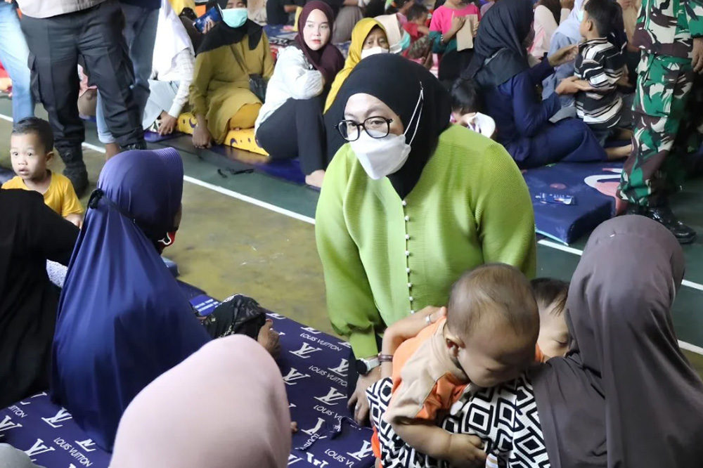 Ratusan Warga Terdampak Asap Kebakaran TPA Jatiwaringin Kini Pulih Ratusan Warga Terdampak Asap Kebakaran TPA Jatiwaringin Kini Pulih