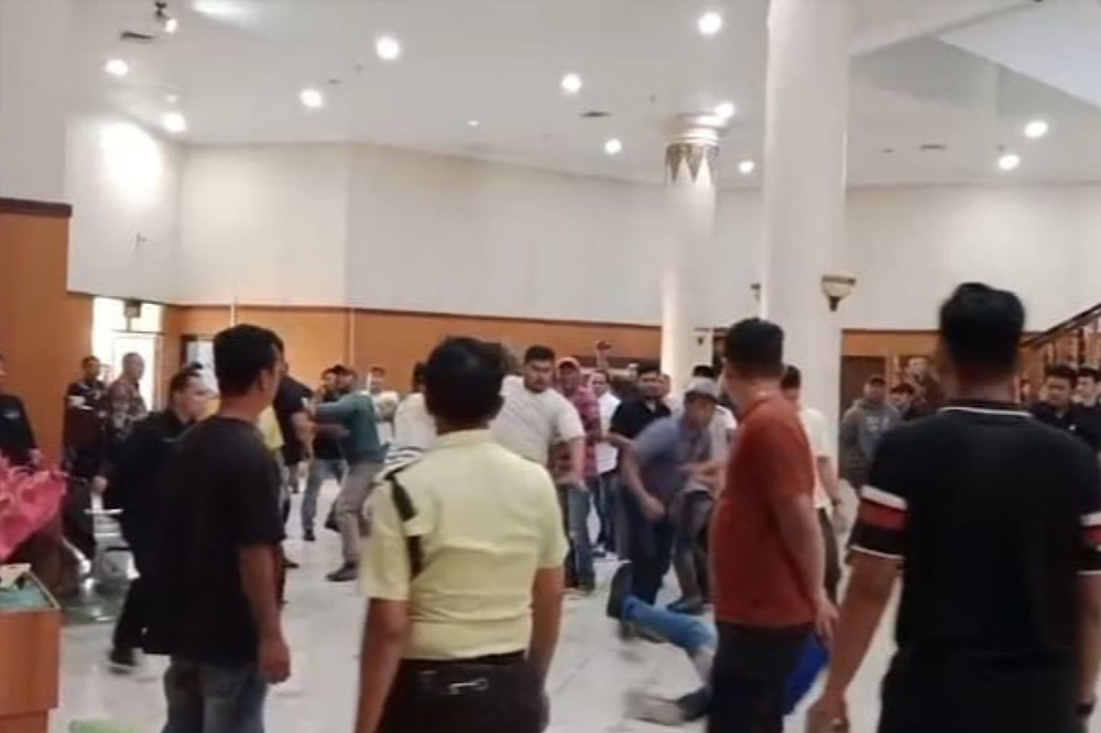 Cekcok Usai Rapat Anggaran, Dua Kubu Anggota DPRD Riau Saling Serang Cekcok Usai Rapat Anggaran, Dua Kubu Anggota DPRD Riau Saling Serang