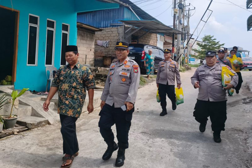 Polsek Bengkong Bagikan Bantuan Sembako Langsung ke Warga Kampung Harapan Swadaya Polsek Bengkong Bagikan Bantuan Sembako Langsung ke Warga Kampung Harapan Swadaya