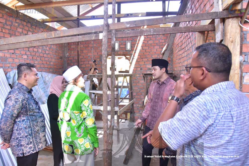 Wawako Jambi Serahkan Bantuan Bedah Rumah bagi Warga Kurang Mampu Wawako Jambi Serahkan Bantuan Bedah Rumah bagi Warga Kurang Mampu