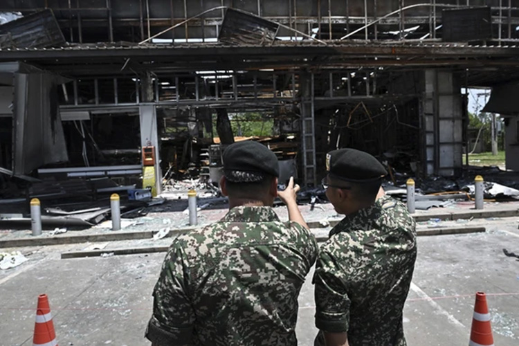 Serangan Bom dan Tembakan di Thailand Selatan Tewaskan Lima Tentara Serangan Bom dan Tembakan di Thailand Selatan Tewaskan Lima Tentara