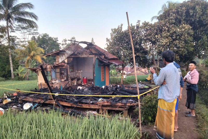 Kebakaran Rumah Panggung di Sukabumi Tewaskan Tiga Saudara Kandung Kebakaran Rumah Panggung di Sukabumi Tewaskan Tiga Saudara Kandung