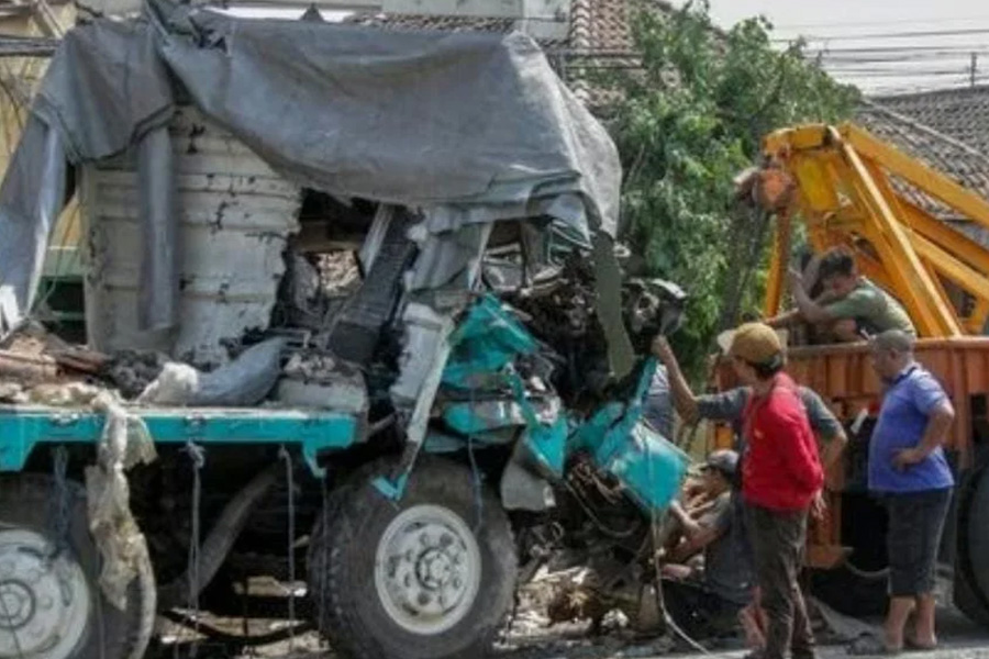 Truk Trailer Tabrak Dua Truk dan Sejumlah Motor di Pasuruan, Tiga Orang Meninggal Truk Trailer Tabrak Dua Truk dan Sejumlah Motor di Pasuruan, Tiga Orang Meninggal