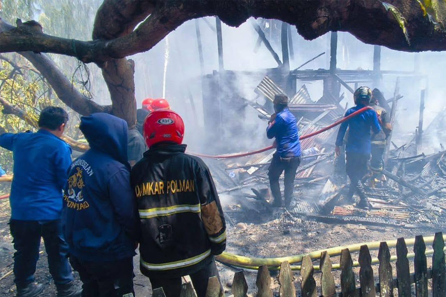 Kebakaran Rumah Panggung di Polman Tewaskan Satu Keluarga, Tiga Orang Meninggal