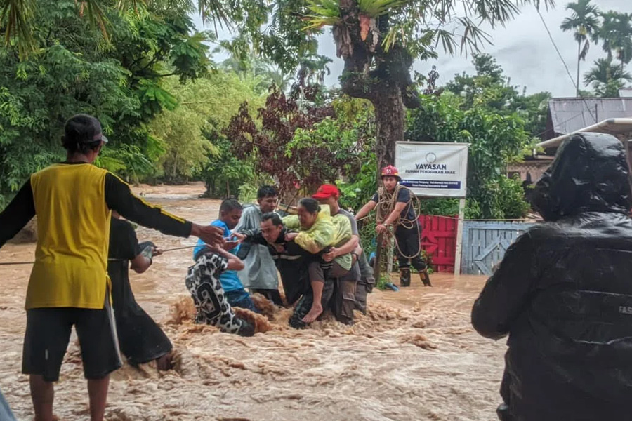 Banjir Rendam Permukiman di Padang, BPBD Evakuasi Puluhan Warga ke Tempat Aman Banjir Rendam Permukiman di Padang, BPBD Evakuasi Puluhan Warga ke Tempat Aman