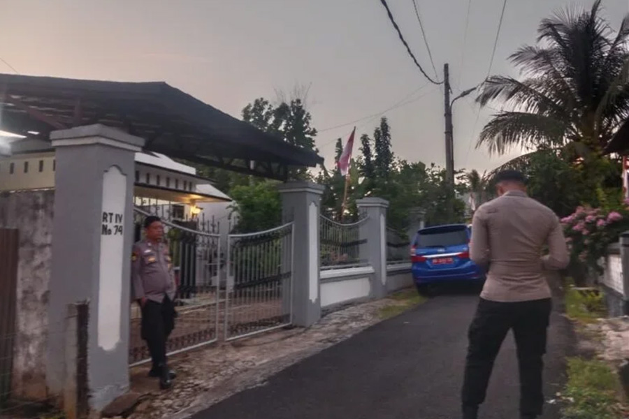 KPK Geledah Rumah Sekwan DPRD Bengkulu, Tiga Koper Dibawa Penyidik KPK Geledah Rumah Sekwan DPRD Bengkulu, Tiga Koper Dibawa Penyidik