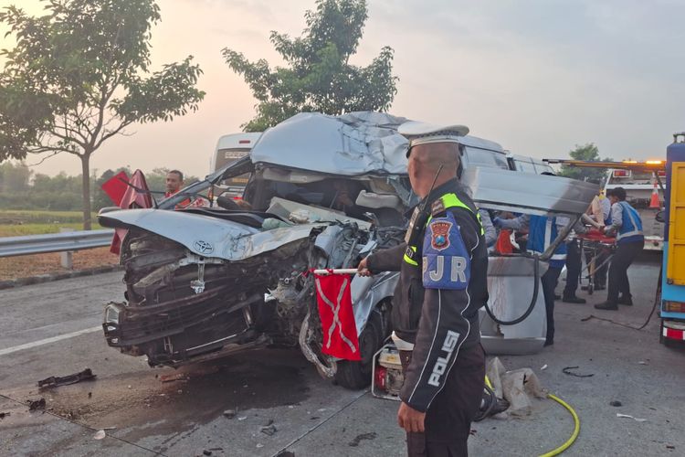 Truk Polisi Angkut Siswa SMA 79 Kecelakaan di Cawang, Sejumlah Pelajar Luka Ringan Truk Polisi Angkut Siswa SMA 79 Kecelakaan di Cawang, Sejumlah Pelajar Luka Ringan