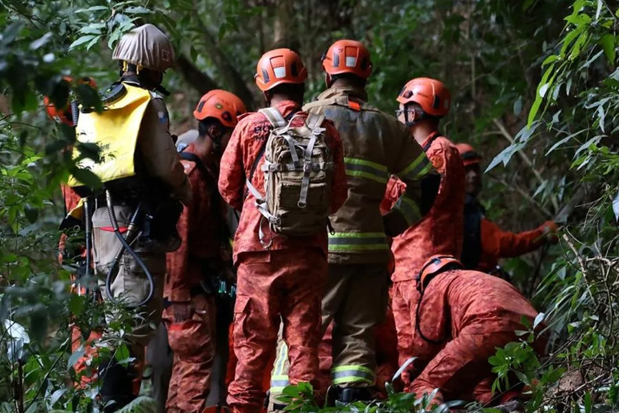 Helikopter Jatuh di Hutan Rio de Janeiro, Empat Orang Tewas Helikopter Jatuh di Hutan Rio de Janeiro, Empat Orang Tewas