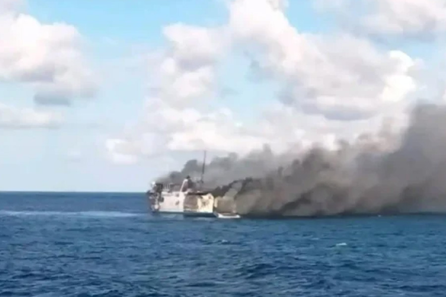 KM Putri Yasmin Terbakar di Selat Lombok, 130 Orang Dievakuasi KM Putri Yasmin Terbakar di Selat Lombok, 130 Orang Dievakuasi