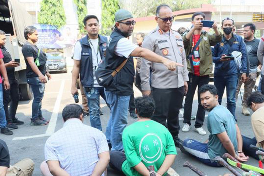 BNN Tangkap Diduga Bos Narkoba di Kampung Bahari, Sejumlah Pengikut Ikut Diamankan BNN Tangkap Diduga Bos Narkoba di Kampung Bahari, Sejumlah Pengikut Ikut Diamankan