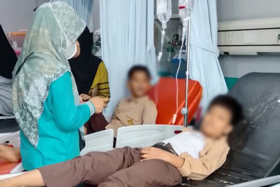 Puluhan Siswa di Dumai Diduga Keracunan Usai Santap Menu MBG, Sampel Makanan Diuji Puluhan Siswa di Dumai Diduga Keracunan Usai Santap Menu MBG, Sampel Makanan Diuji