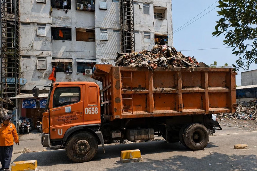 Empat Perusahaan Pengangkut Sampah Ditindak karena Buang Sampah ke TPS Ilegal Empat Perusahaan Pengangkut Sampah Ditindak karena Buang Sampah ke TPS Ilegal