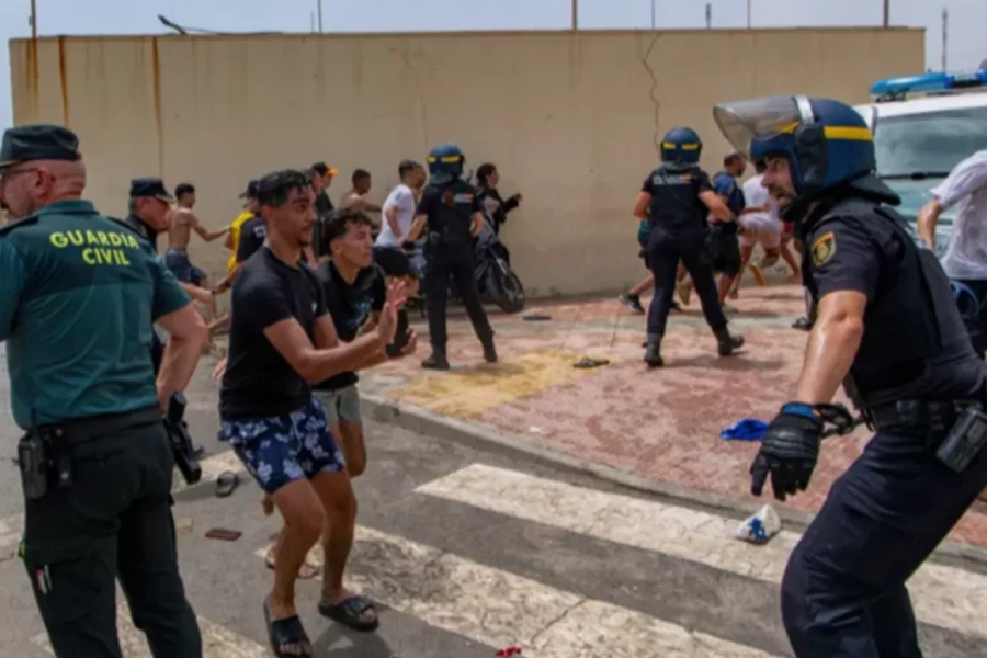 Ratusan Migran Kembali Coba Terobos Perbatasan Ceuta, Maroko Perketat Pengamanan Ratusan Migran Kembali Coba Terobos Perbatasan Ceuta, Maroko Perketat Pengamanan