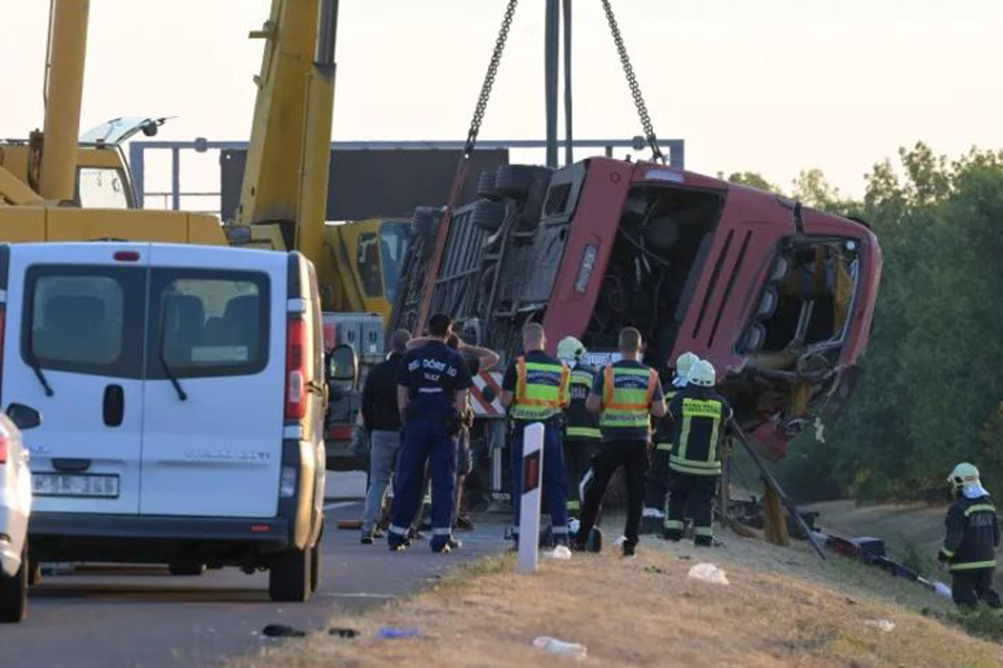 Bus Terguling di Jalan Tol Hungaria, 12 Orang Tewas