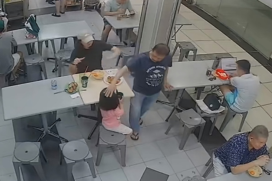 Gara-Gara Elus Kepala Anak, Pemilik Warung Mi di Singapura Dibanting Gara-Gara Elus Kepala Anak, Pemilik Warung Mi di Singapura Dibanting