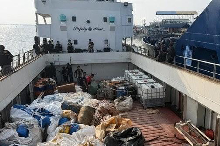Kapal Bawa 2,6 Ton Narkotika Cair, Petugas Juga Temukan 1,57 Juta Rokok Ilegal