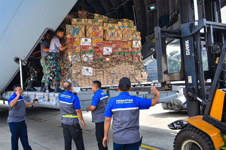 Lima Pesawat TNI AU Bawa 65 Ton Bantuan untuk Korban Gempa NTT