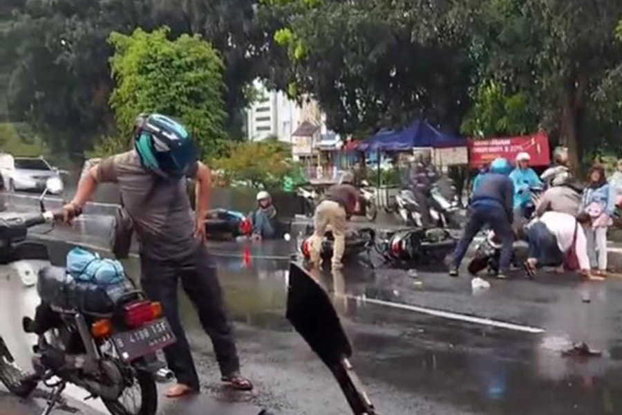 Puluhan Pemotor Terjatuh akibat Ceceran Oli di Jalan Raya Kencong Jember Puluhan Pemotor Terjatuh akibat Ceceran Oli di Jalan Raya Kencong Jember