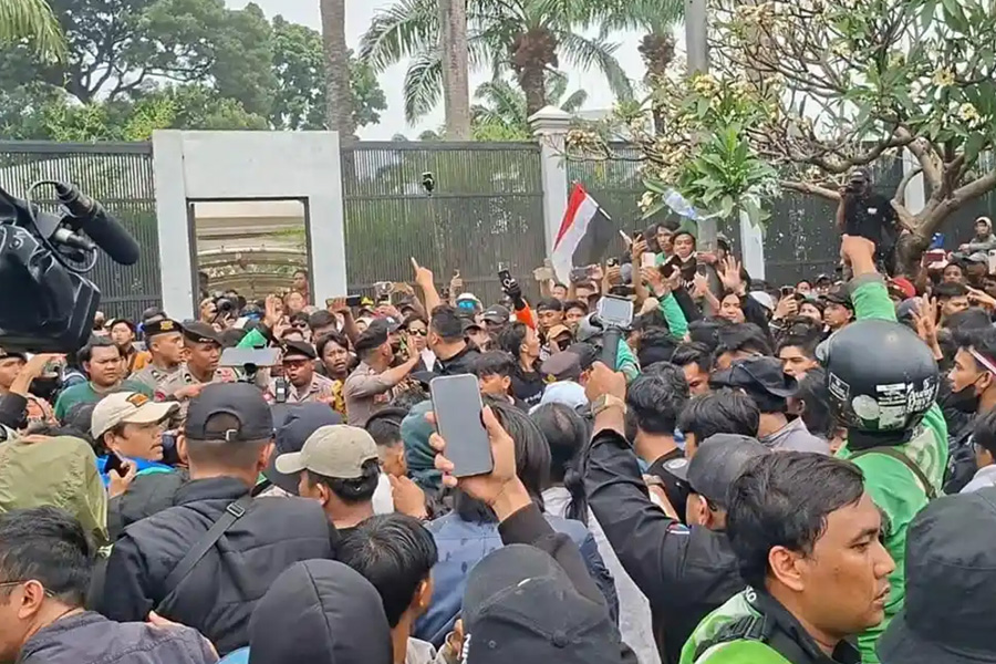 Kericuhan Demo di Depan DPR, Pria Diduga Bawa Golok Diamankan Polisi Kericuhan Demo di Depan DPR, Pria Diduga Bawa Golok Diamankan Polisi