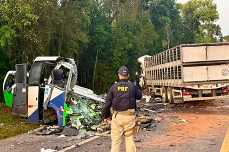 Truk Tabrak Minibus Jemaat Gereja di Zimbabwe, 27 Orang Tewas Truk Tabrak Minibus Jemaat Gereja di Zimbabwe, 27 Orang Tewas