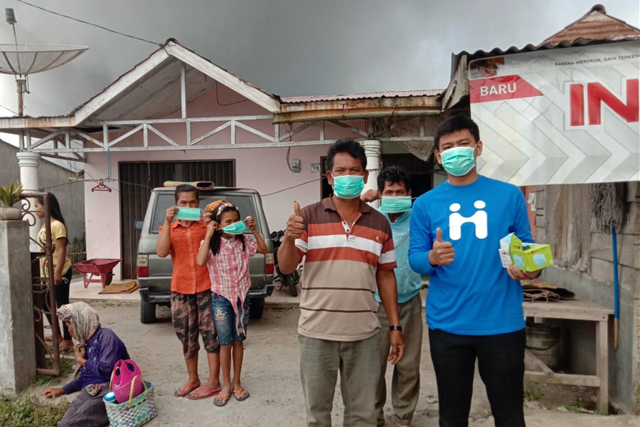 Gunung Sinabung Erupsi, PPP AD Karo Bagikan Masker dan Siram Debu Vulkanik di Jalan Veteran Gunung Sinabung Erupsi, PPP AD Karo Bagikan Masker dan Siram Debu Vulkanik di Jalan Veteran