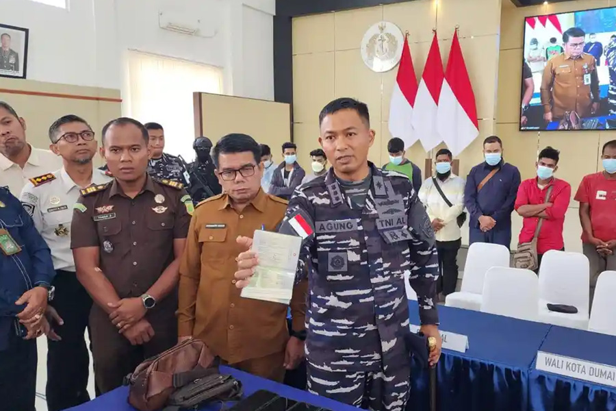TNI AL Cegat Speedboat dari Malaysia, 8 PMI dan 8 WNA Bangladesh Diamankan di Dumai TNI AL Cegat Speedboat dari Malaysia, 8 PMI dan 8 WNA Bangladesh Diamankan di Dumai